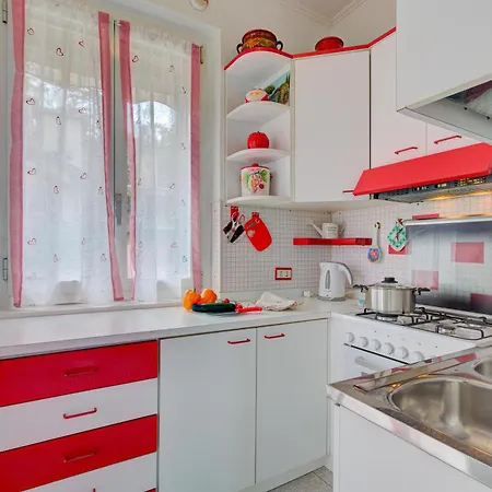 Lorenza Rooftop View - Happy